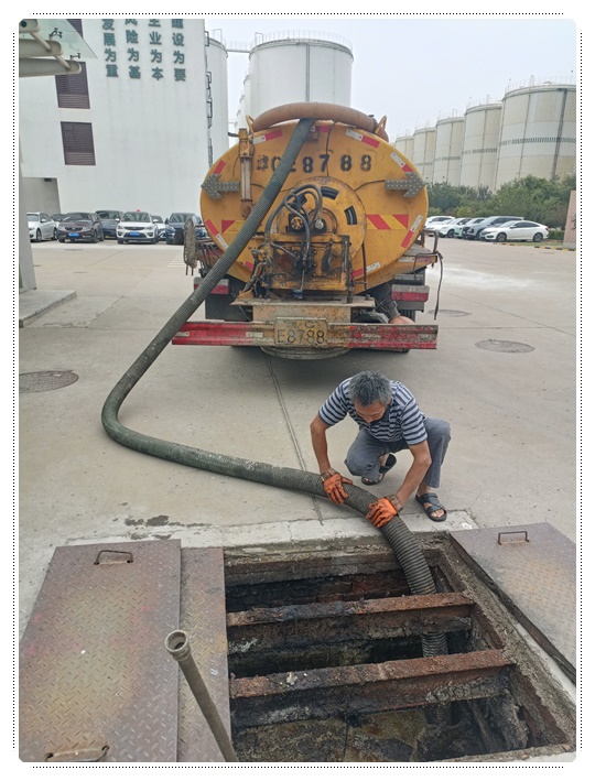 三台隔油池清掏