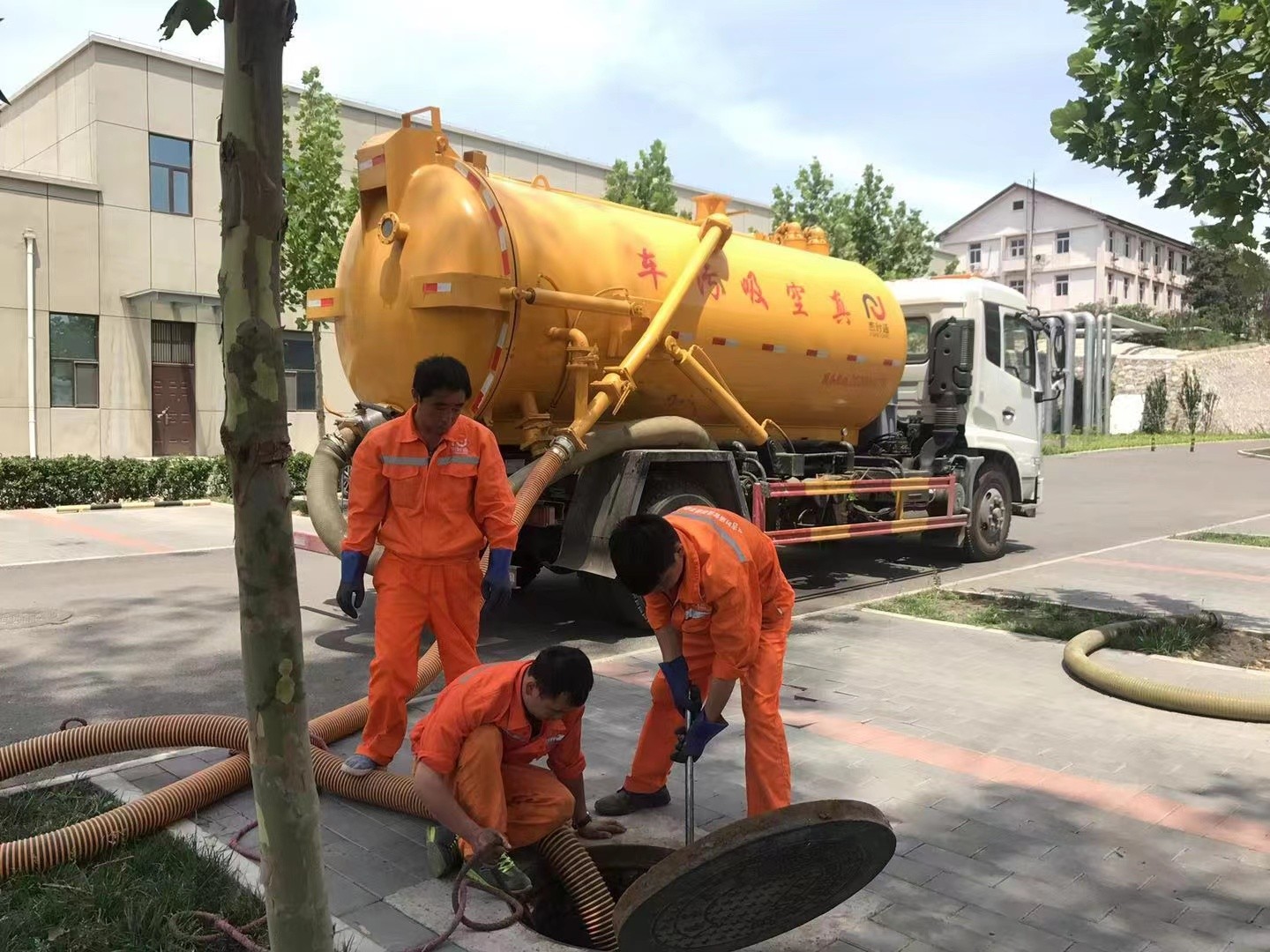 三台管道疏通车停在窨井附近