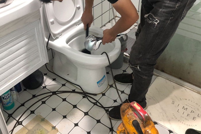 三台马桶堵塞自己疏通还是找师傅？专业上门服务让你省时更省心